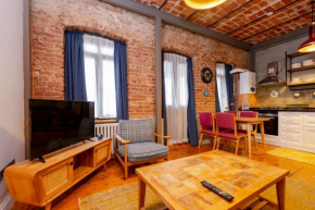 High Ceiling Stylish Apartment